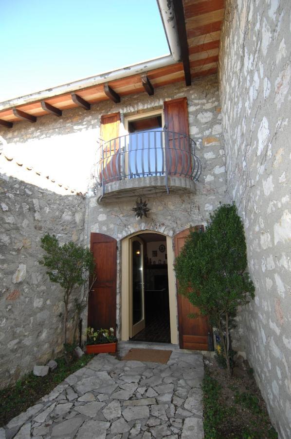 Mirabilia Bed & Breakfast Adrara San Rocco Exterior foto